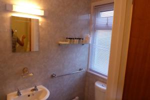 eine Person, die ein Foto von einem Badezimmer macht in der Unterkunft Capri Guest House in Torquay