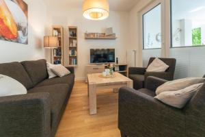 Una sala de estar con dos sofás y una mesa. en Strandkrabbe, en Hohwacht
