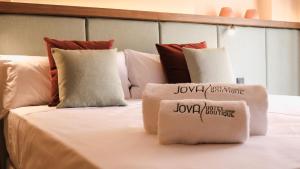 Postel nebo postele na pokoji v ubytování JovA Hotel Boutique