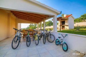 um grupo de bicicletas estacionadas num pátio em Villa Afrodita em Lećevica