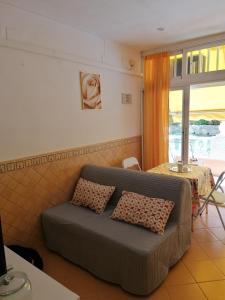 una sala de estar con un sofá y una mesa en la siesta 23D, en Benidorm