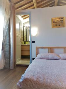 1 dormitorio con cama y espejo grande en Casa Tosca, en Montefiascone