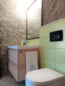 ein Badezimmer mit einem WC, einem Waschbecken und einem Spiegel in der Unterkunft Casa Tosca in Montefiascone