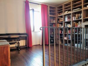 sala de estar con ventana y estante para libros en Casa Tosca, en Montefiascone