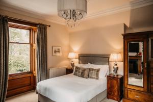 Postel nebo postele na pokoji v ubytování Shieldaig Lodge Hotel