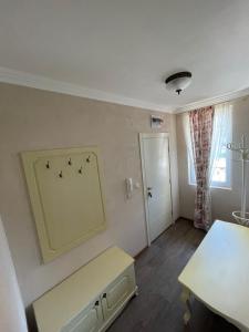 Habitación pequeña con banco y mesa en Provence Deluxe Apartment in Atia Resort, en Chernomorets