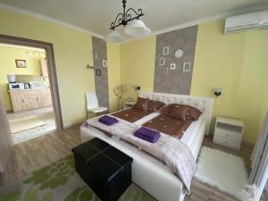 Un pat sau paturi într-o cameră la Eszter Apartman
