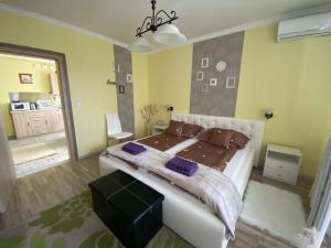Posteľ alebo postele v izbe v ubytovaní Eszter Apartman + 37 fotografií