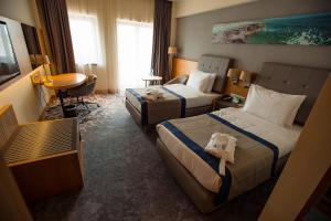 Uma TV ou centro de entretenimento em Holiday Inn - Aktau - Seaside by IHG
