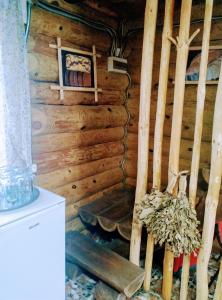 Zimmer mit einer Holzwand mit Holzscheiten in der Unterkunft Котедж ,,Чудовий"з банькою in Novaya Greblya