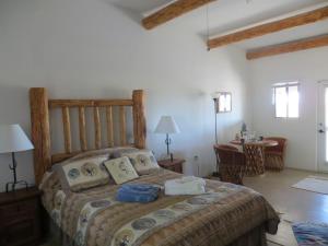 um quarto com uma cama grande num quarto em Rancho Milagro Bed & Breakfast em Elgin