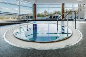 una gran piscina en una habitación con ventanas en Penzión Marko, en Turany