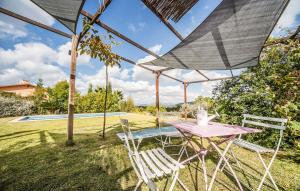 a table and chairs under an umbrella in the yard at Villa Marmudella in Puebla Tornesa
