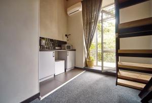 Kuchyň nebo kuchyňský kout v ubytování Mezzanine Hotel