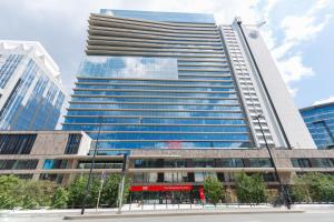 ein hohes Gebäude mit blauen Fenstern in einer Stadt in der Unterkunft Thon Hotel Brussels City Centre in Brüssel