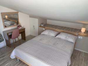 Postel nebo postele na pokoji v ubytování Apartments Nevenka i Josko