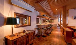Un restaurant u otro lugar para comer en Das Hotel Sherlock Holmes