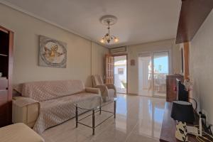 sala de estar con sofá y mesa en 053 - Altomar II 003 - comfortHOLIDAYS, en Gran Alacant