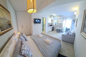 1 dormitorio con 1 cama grande y sala de estar en Studio Apartment Marella en Vis
