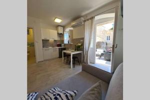 Kuchyňa alebo kuchynka v ubytovaní Studio Apartment Marella