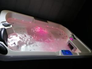 a white bath tub filled with water with aperature at Chambre privé chez Chris in Villers-Semeuse