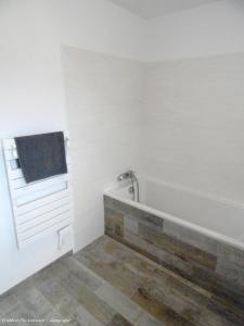 W łazience znajduje się wanna i ręcznik. w obiekcie Cap'Houses Ker Marie Amélie w mieście Erquy