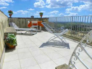patio z krzesłami i stołem na balkonie w obiekcie Cloris Guest House w mieście Noto