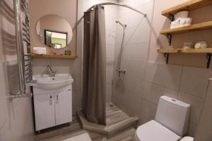 Koupelna v ubytování hotelise I Green-Rose Studio + 30 fotografií