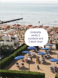 Blick auf einen Strand mit Sonnenschirmen und das Meer in der Unterkunft Heron apartments in Lido di Jesolo