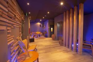 a living room with purple walls and a table and chairs at ÑU Posta Urbana Hotel Boutique in Cordoba