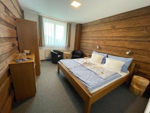 Postel nebo postele na pokoji v ubytování Hotel Kristian