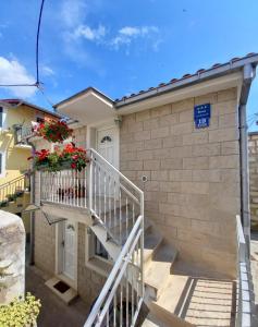 una casa con escaleras que conducen a la puerta principal en Apartments Duje, en Split