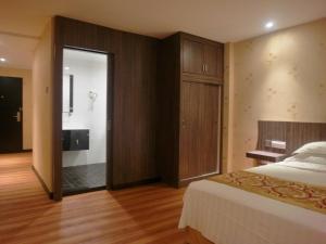Rúm í herbergi á Mandarin Hotel Kota Kinabalu