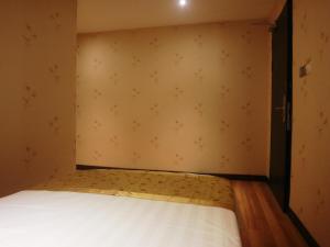 Rúm í herbergi á Mandarin Hotel Kota Kinabalu