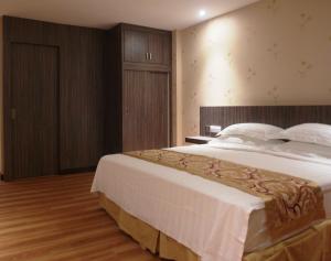 Rúm í herbergi á Mandarin Hotel Kota Kinabalu