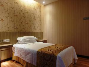 Rúm í herbergi á Mandarin Hotel Kota Kinabalu