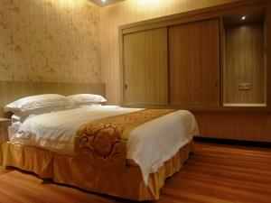 Rúm í herbergi á Mandarin Hotel Kota Kinabalu