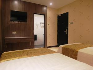 Rúm í herbergi á Mandarin Hotel Kota Kinabalu