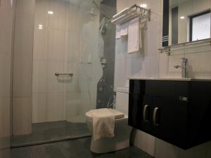 Baðherbergi á Mandarin Hotel Kota Kinabalu