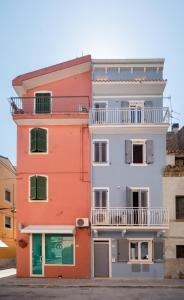 - un bâtiment avec un balcon sur le côté dans l'établissement Affittacamere Giglio di mare, à San Benedetto del Tronto