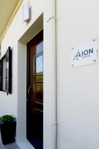 Una puerta de una casa con un cartel que lee la casa Akron en Alion House, en Rodas
