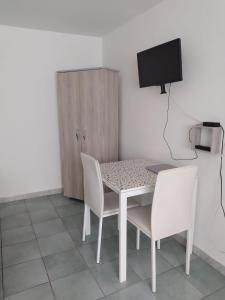アングリにあるCasa Marinellaのテーブル(椅子2脚付)、壁掛けテレビ