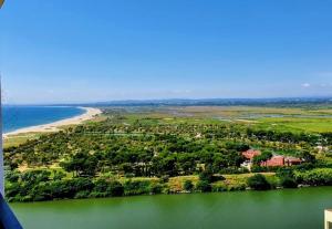 - une vue aérienne sur une plage et une étendue d'eau dans l'établissement Spondylus II, à Empuriabrava