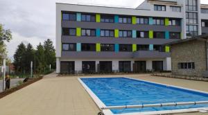 Bazén v ubytovaní Millenove Apartman Balatonföldvár alebo v jeho blízkosti