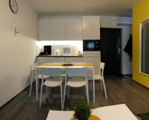 Kuchyňa alebo kuchynka v ubytovaní Millenove Apartman Balatonföldvár + 1 fotografia