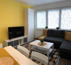 Televízia a/alebo spoločenská miestnosť v ubytovaní Millenove Apartman Balatonföldvár