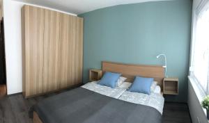 Posteľ alebo postele v izbe v ubytovaní Millenove Apartman Balatonföldvár