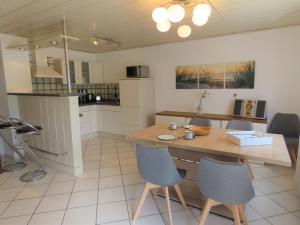 eine Küche mit einem Holztisch und 2 Stühlen in der Unterkunft Ferienwohnung Ossiander in Uhldingen-Mühlhofen