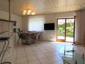 ein Wohnzimmer mit einem Tisch und einem TV. in der Unterkunft Ferienwohnung Ossiander in Uhldingen-Mühlhofen