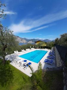 een zwembad met ligstoelen en een zwembad bij Appartamenti Elisabeth in Brenzone sul Garda